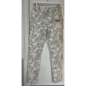 New With Tags !!! Beautiful floral pants! Size 8 by Seven 7.